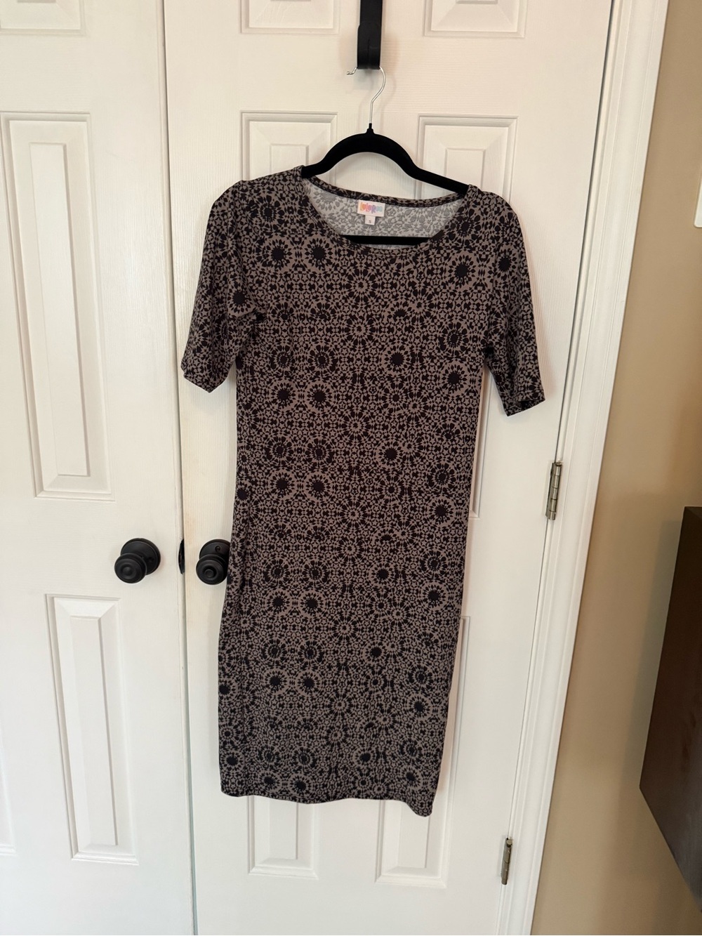 LulaRoe Julia Women’s Patterned Black and Gray Short-Sleeve Dress -EUC